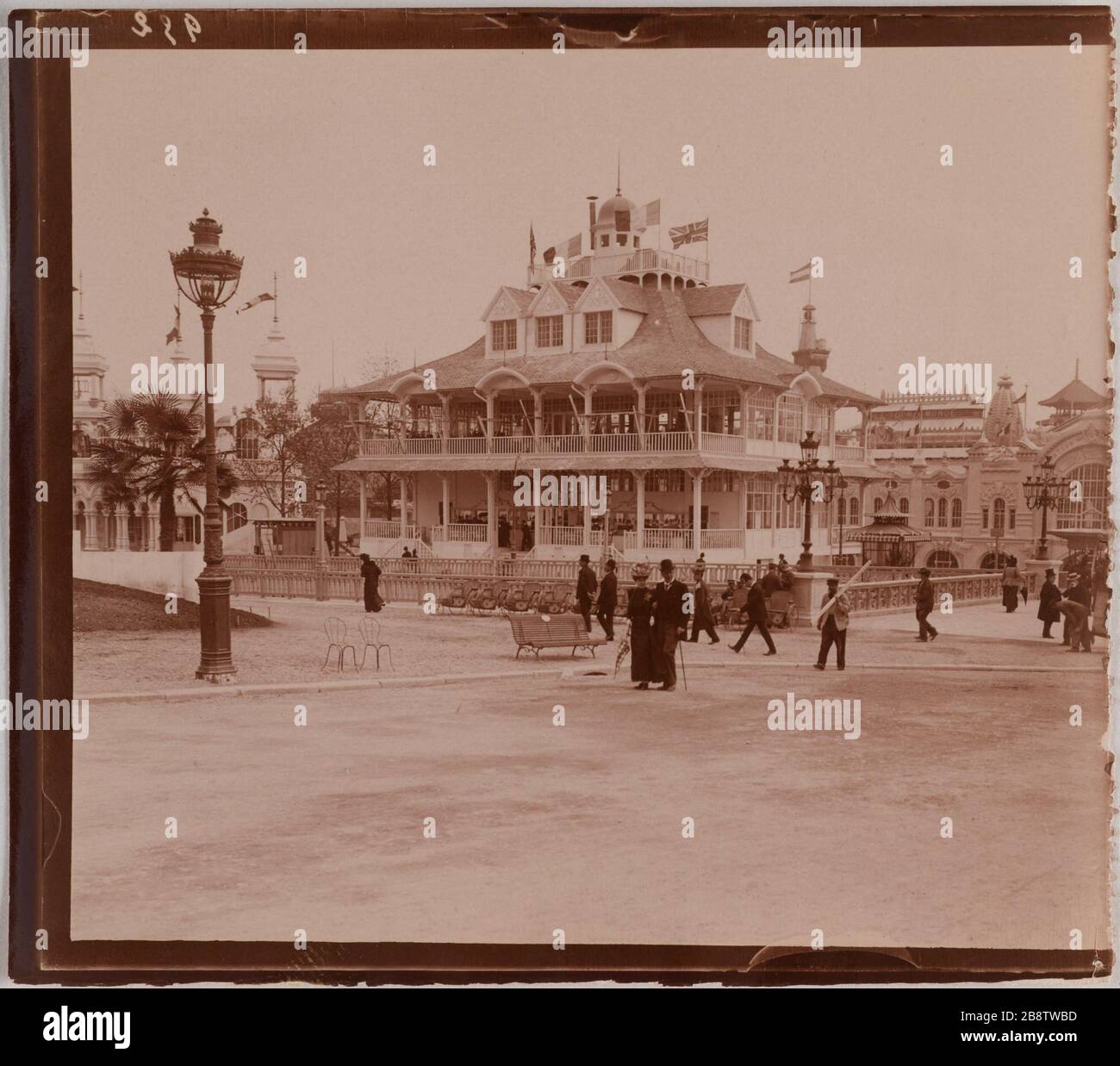 World Expo 1900 West Right Bank, champ de Mars. Restaurant colonial [?] Sur la rive droite, avec le drapeau du Commerce navigation visible en bas sur la rive gauche de Paris. Exposition universitaire de 1900, rive droite ouest, champ-de-Mars. 'Restaurant colonial (?) Sur la rive droite, avec le pavillon de la navigation de Commerce visible au fond sur la rive gauche, Paris'. Photographie anonyme. Aristotype. 1900. Paris, musée Carnavalet. Banque D'Images