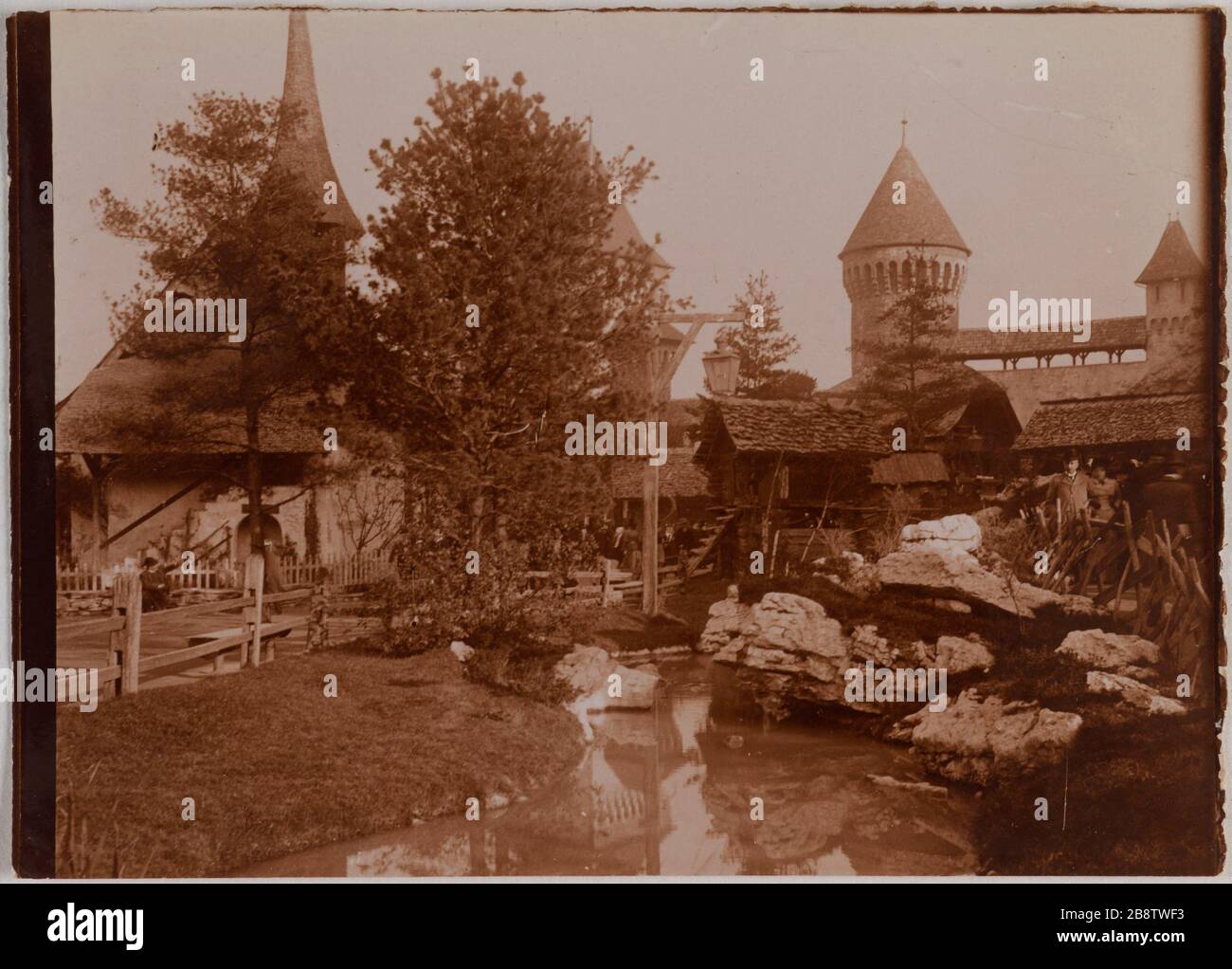 Exposition universelle de 1900, Swiss Village, Camp Lapps. Swiss Village, assis sur le champ de Mars, World Expo 1900, 7ème arrondissement, Paris. Exposition universelle de 1900, village Suisse, campement de Lyons. 'Village Suisse, coin sur du champ-de-Mars, Paris (VIIIème arr.)'. Photographie anonyme. Aristotype. 1900. Paris, musée Carnavalet. Banque D'Images