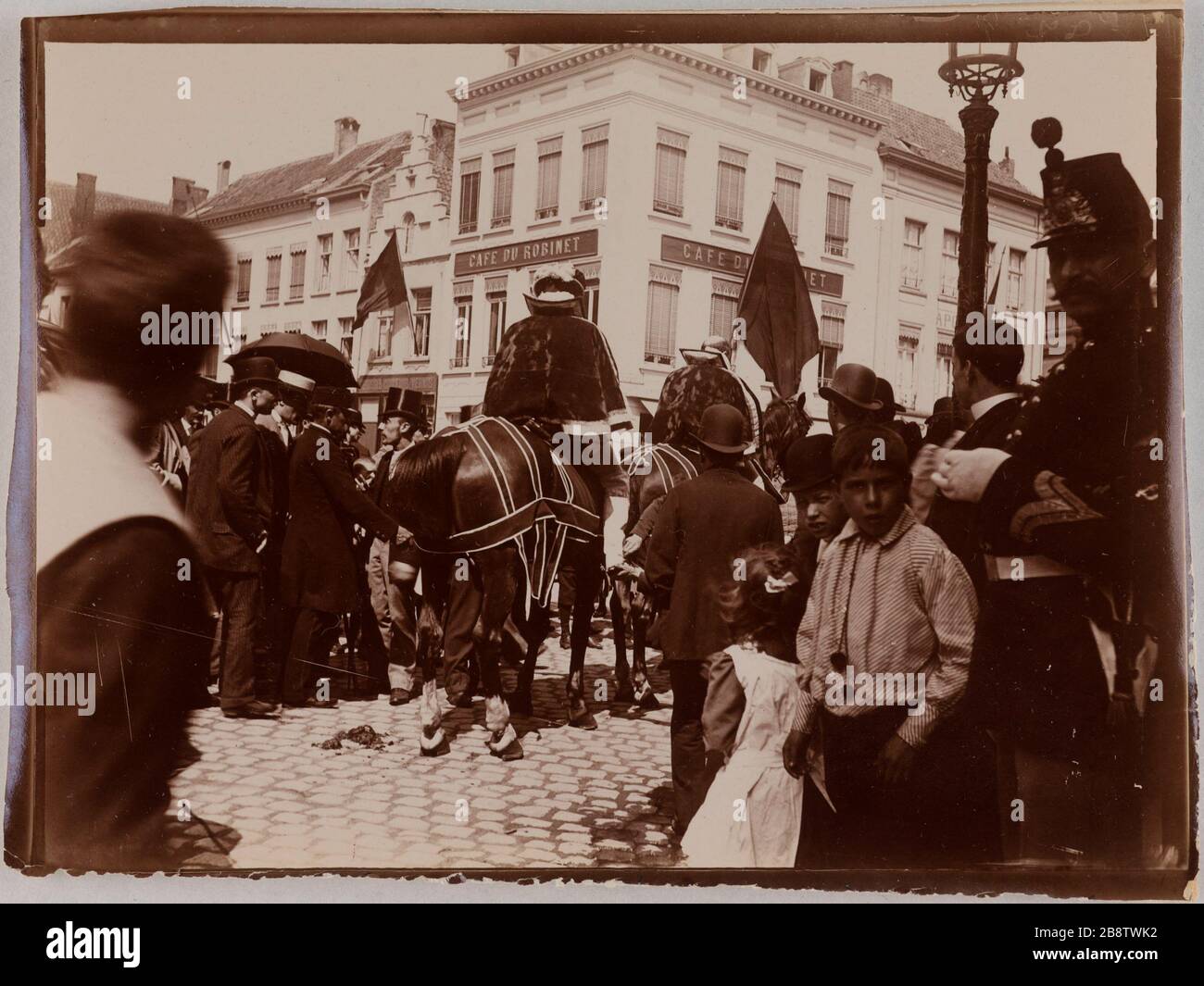 Le cavalcade de Landjwell. Rassemblement devant le jeune enfant qui regarde la cible appropriée. La cavalcade de la Landjwell. Rassemblement devant le café du robinet (Hollande?). Photo Club de Paris. Paris, musée Carnavalet. Banque D'Images
