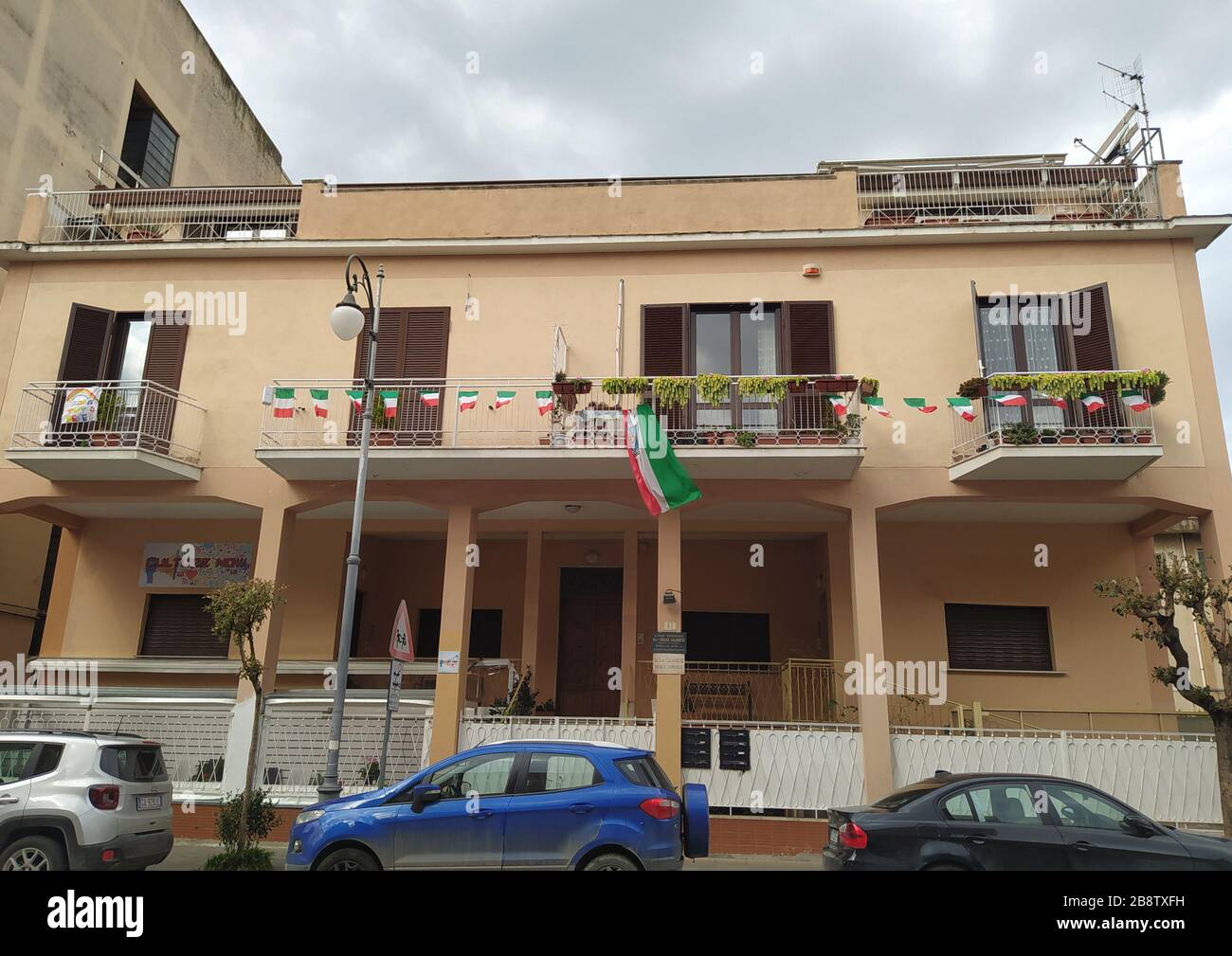 Le drapeau de l'Italie a mis sur les balcons dans le centre-ville pour témoigner de la force que nous devons tous trouver à ce moment de la lutte contre le virus cov Banque D'Images