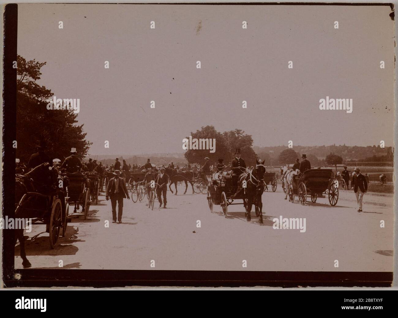 Cyclistes et véhicules équestres 'Cyclistes et véhicules hippomobiles'. Photo Club de Paris. Rage au gélatino-chlorure. Paris, musée Carnavalet. Banque D'Images
