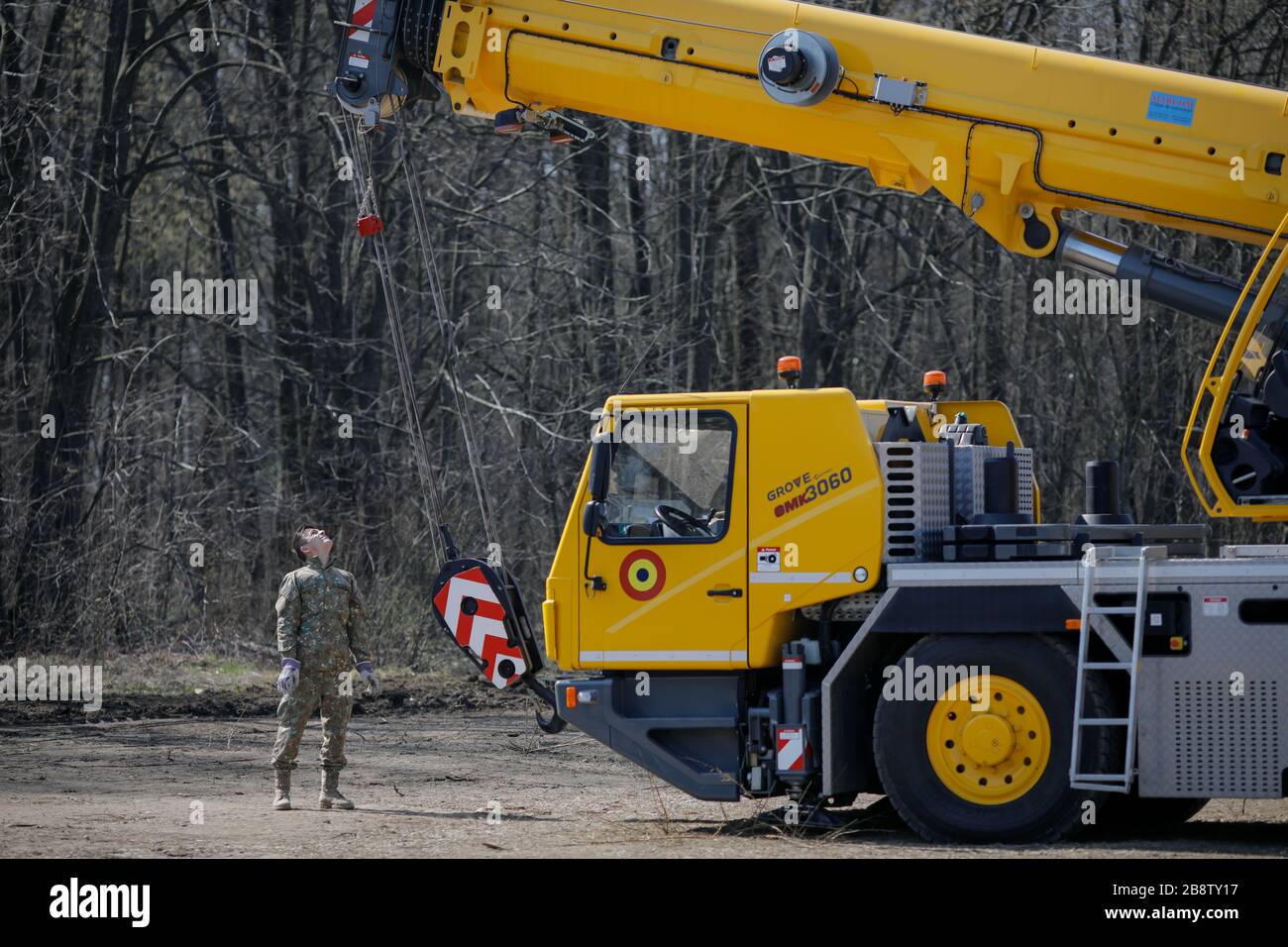 Otopeni, Roumanie - 19 février 2020: Des machines lourdes de l'armée roumaine ont mis le terrain pour un hôpital mobile de campagne (ROL 2) pour traiter Covid-19 p Banque D'Images