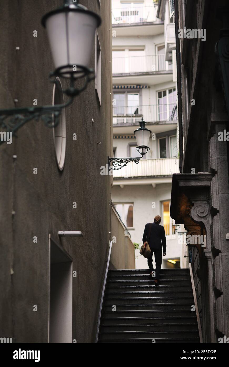 Man Walking Up Steps on Street à Zürich Banque D'Images