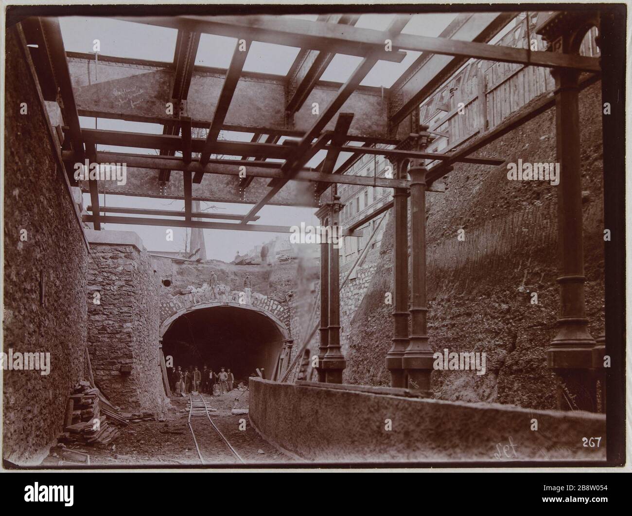 Gare de la rue de Lyon. Vue prise en dessous du sol en métal. 17 novembre 1899 Station Street Lyon. Vue prise en dessous du sol en métal. 12ème arrondissement, Paris. 17 novembre 1899. Construction du métropolitain parisien. 'La rue de Lyon. Vue levier de dessous du plan médical. Paris (XIIème arr.), 17 novembre 1899'. Photo de Charles Maudron (1861-1940). Rage au gélatino-chlorure d’argent développement. Paris, musée Carnavalet. Banque D'Images