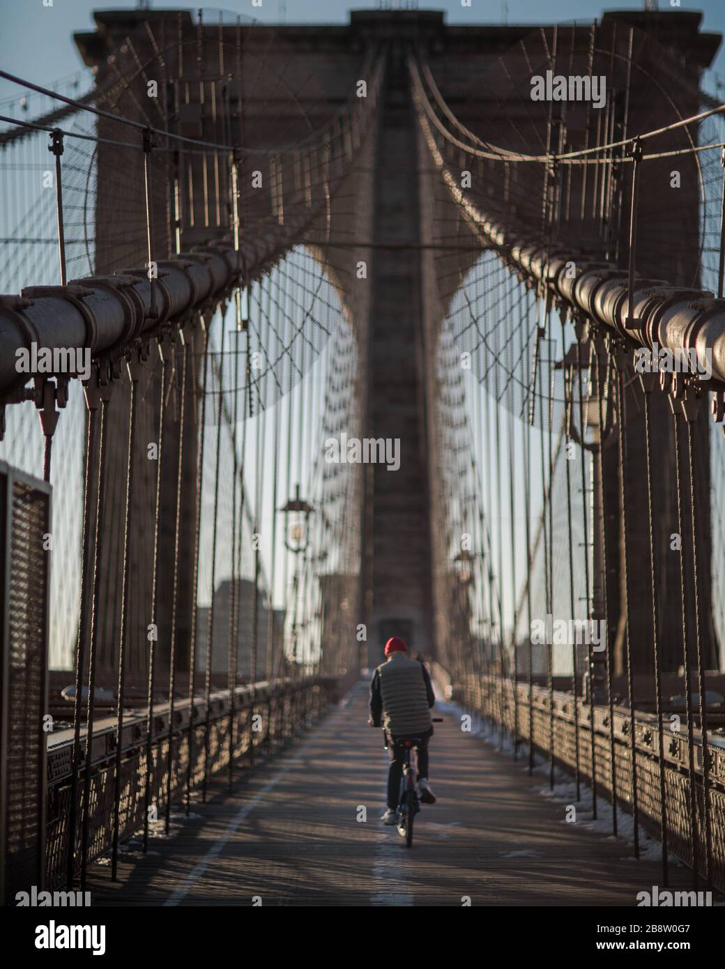 Homme randonnée à vélo le long du pont de Brooklyn Banque D'Images
