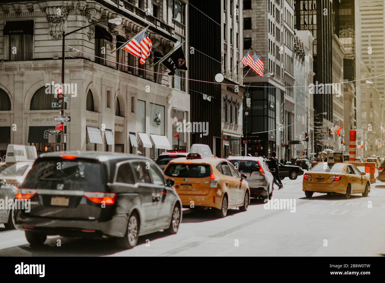 Voitures et taxis qui descendent dans la 55ème rue, Manhattan Banque D'Images
