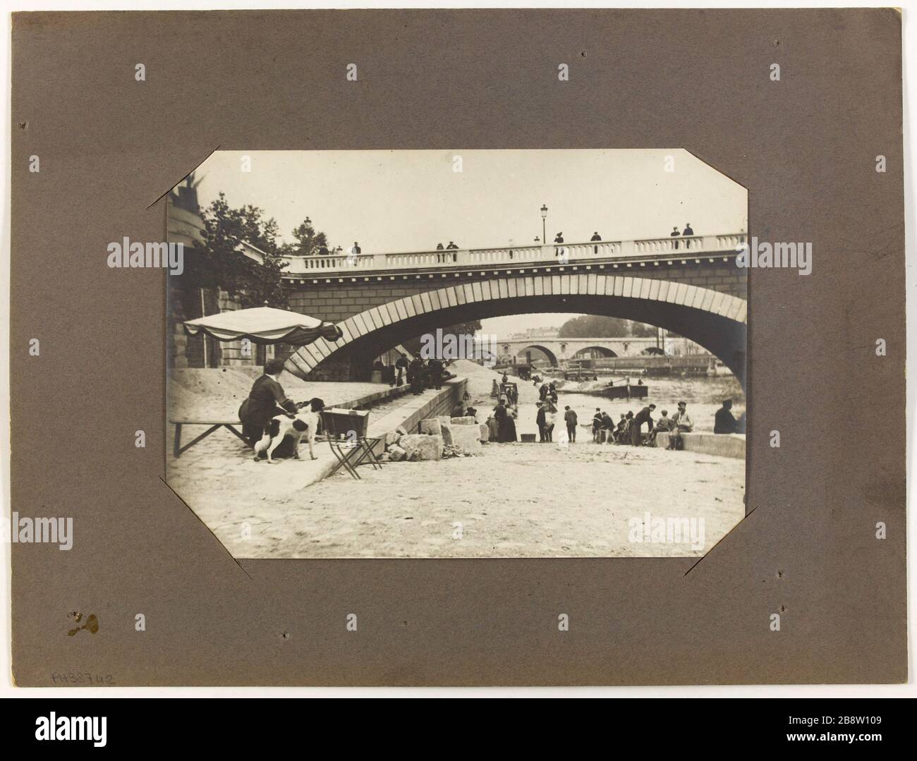 Baignade au quai / Hôtel de ville / 29 août 1903. Nager au quai de l'Hôtel de Ville, 4ème arrondissement, Paris Baignade au quai de l'Hôtel-de-ville. Paris (IVème arr.). Photographie anonyme. Rage au gélatino-bromure d'argent, 29 août 1903. Paris, musée Carnavalet. Banque D'Images