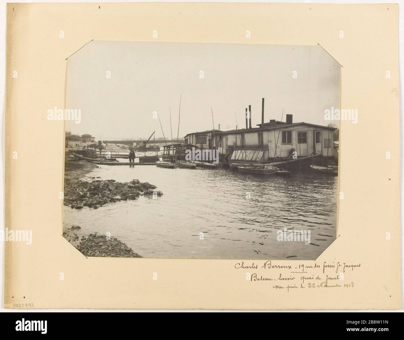 Quai bateau blanchisserie eau de Javel / tournage 22 novembre 1903. Lavage en bateau au Quai de Javel, 15ème arrondissement, Paris bateau-lavoir au quai de Javel. Vue levier le 22 novembre 1903. Paris (XVème arr.). Photo de Charles Berroux. Rage au gélatino-bromure d'argent. Paris, musée Carnavalet. Banque D'Images
