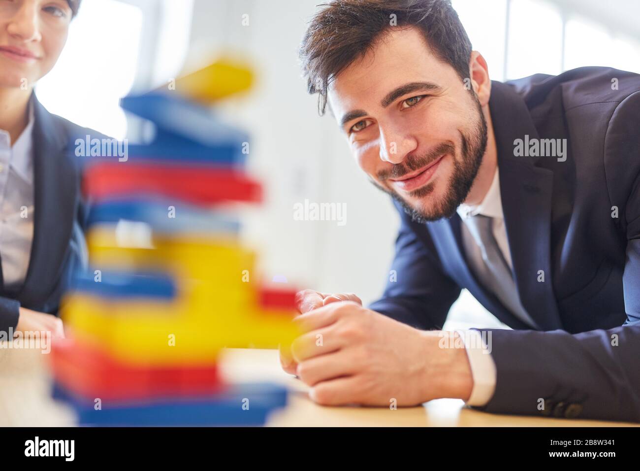 Les gens d'affaires qui ont des éléments de base pendant un exercice de construction d'équipe Banque D'Images