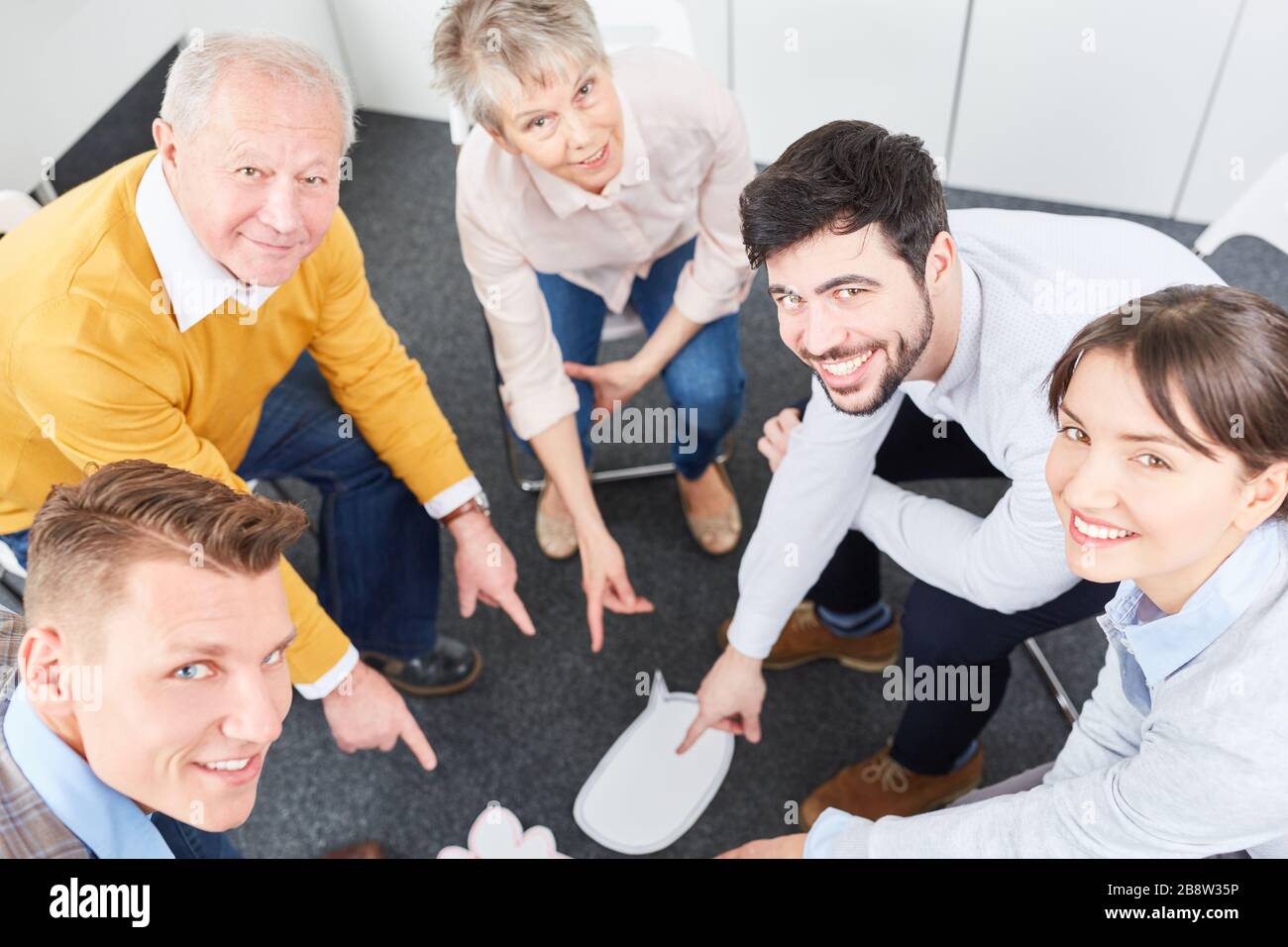 Groupe à un séminaire ou à un atelier pour la construction d'équipes dans le bureau d'affaires Banque D'Images