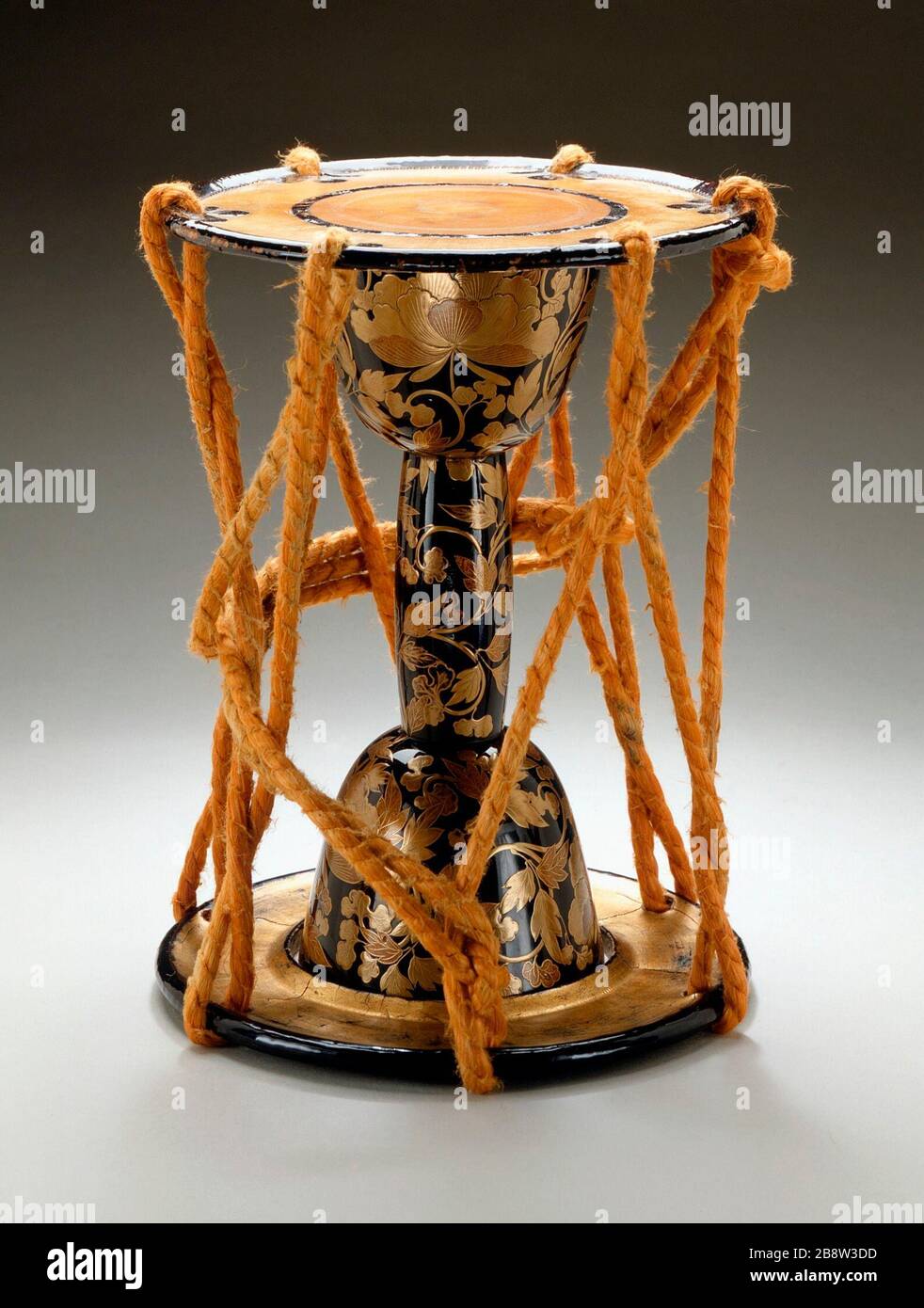 Kotsuzumi (petit tambour) Hourglass avec pivoines ; Anglais : japon,  période Edo, xviie siècle TITRE ALTERNATIF : Tsuzumi Outils et équipements  ; instruments de musique de la laque sur bois avec de