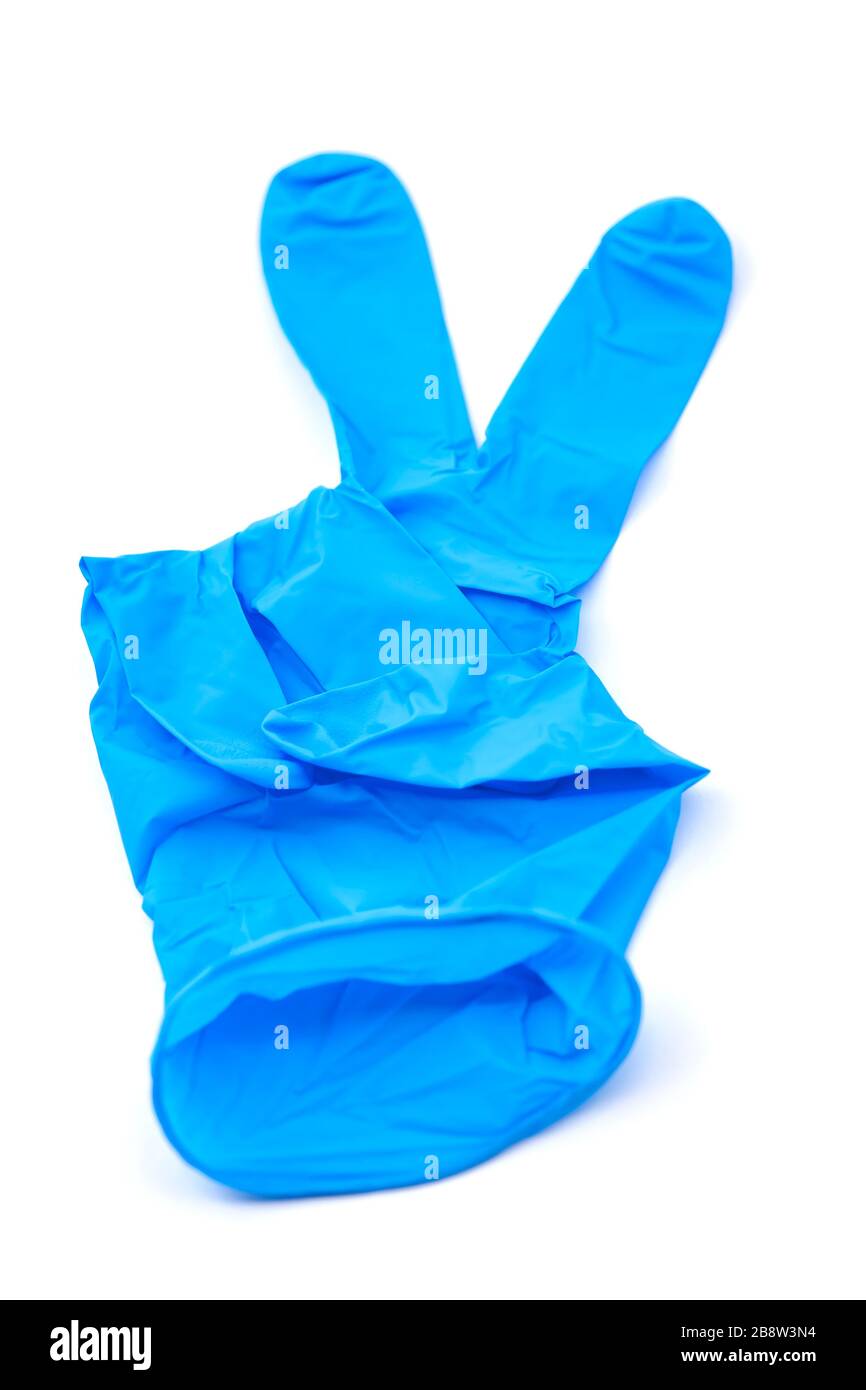 Gant en latex bleu avec doigts pliés comme le symbole Victory ou la lettre V. mise au point sélective avec faible profondeur de champ. Banque D'Images