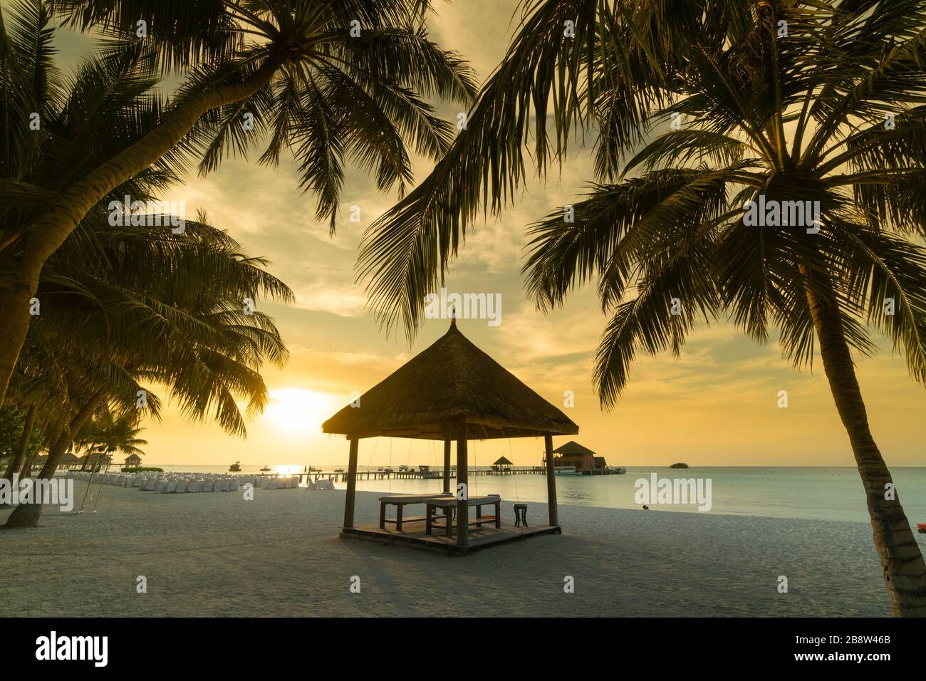 Plage de sable au coucher du soleil de l'île tropicale aux Maldives Banque D'Images