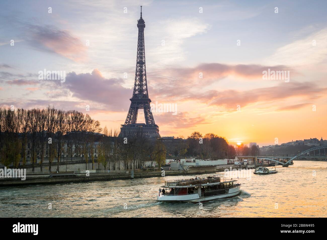 Paris, coucher de soleil sur la Seine et la Tour Eiffel Banque D'Images