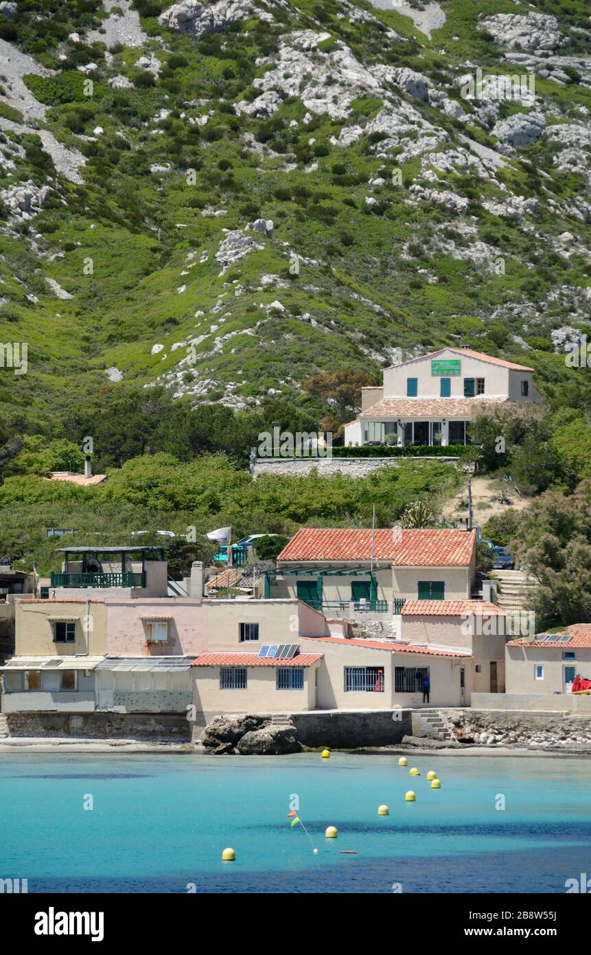 Village côtier, Cabanons, maisons de vacances ou deuxième maisons à Sormiou Calanque dans le Parc National des Calanques près de Marseille Provence France Banque D'Images