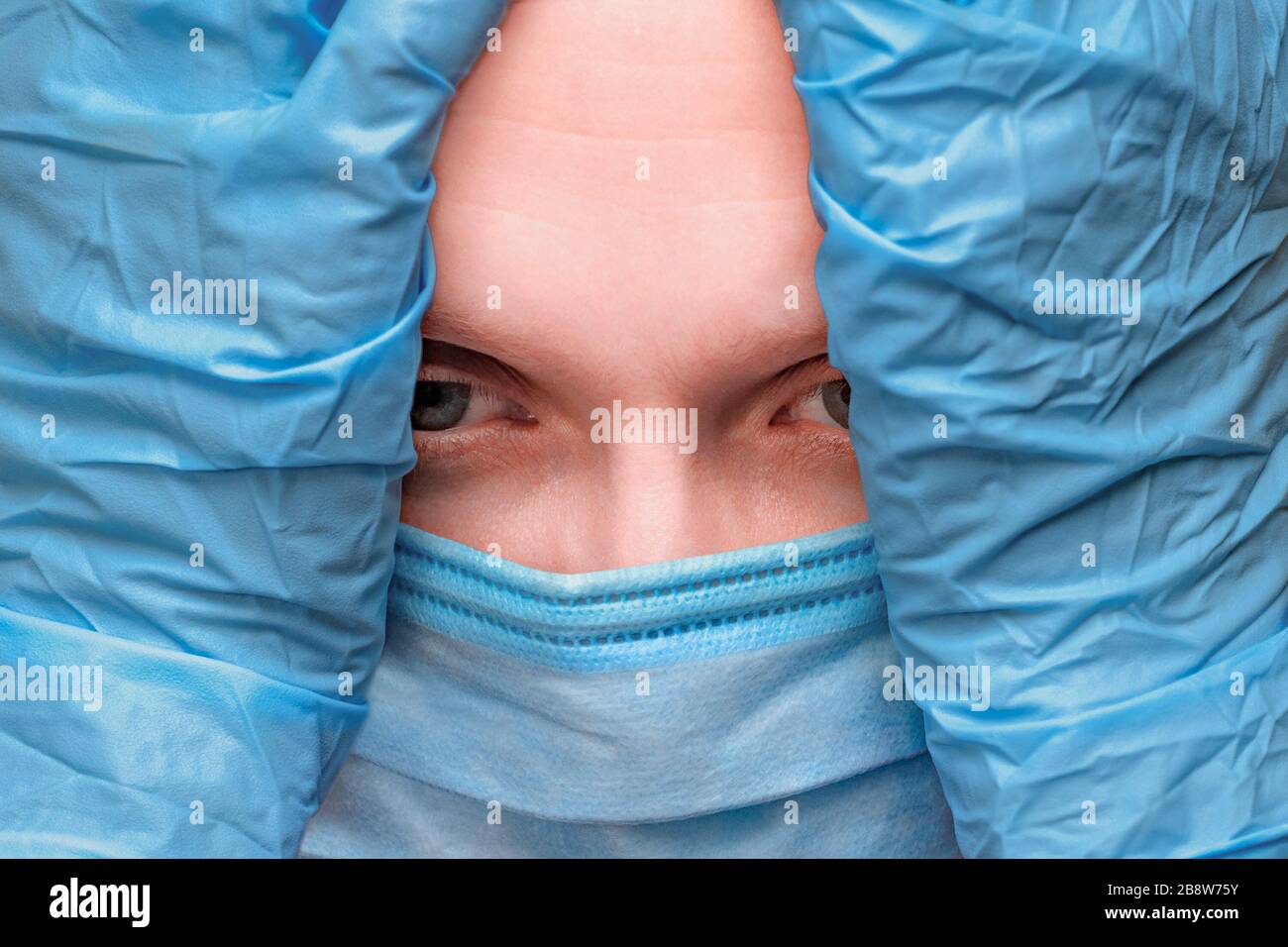 Maladie du coronavirus, visage féminin. COVID-19. Temps critique : pandémie. Contexte social distançant. NCov panique. Informations de santé précises. Santé Banque D'Images