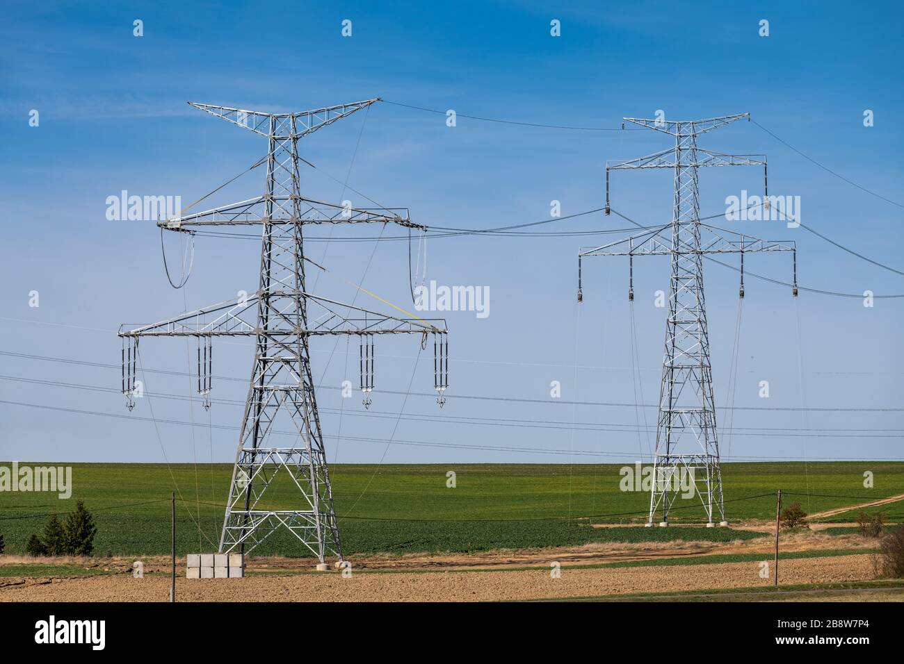 tout nouveau pylônes haute tension avec de nouveaux câbles étirements, technologie Banque D'Images