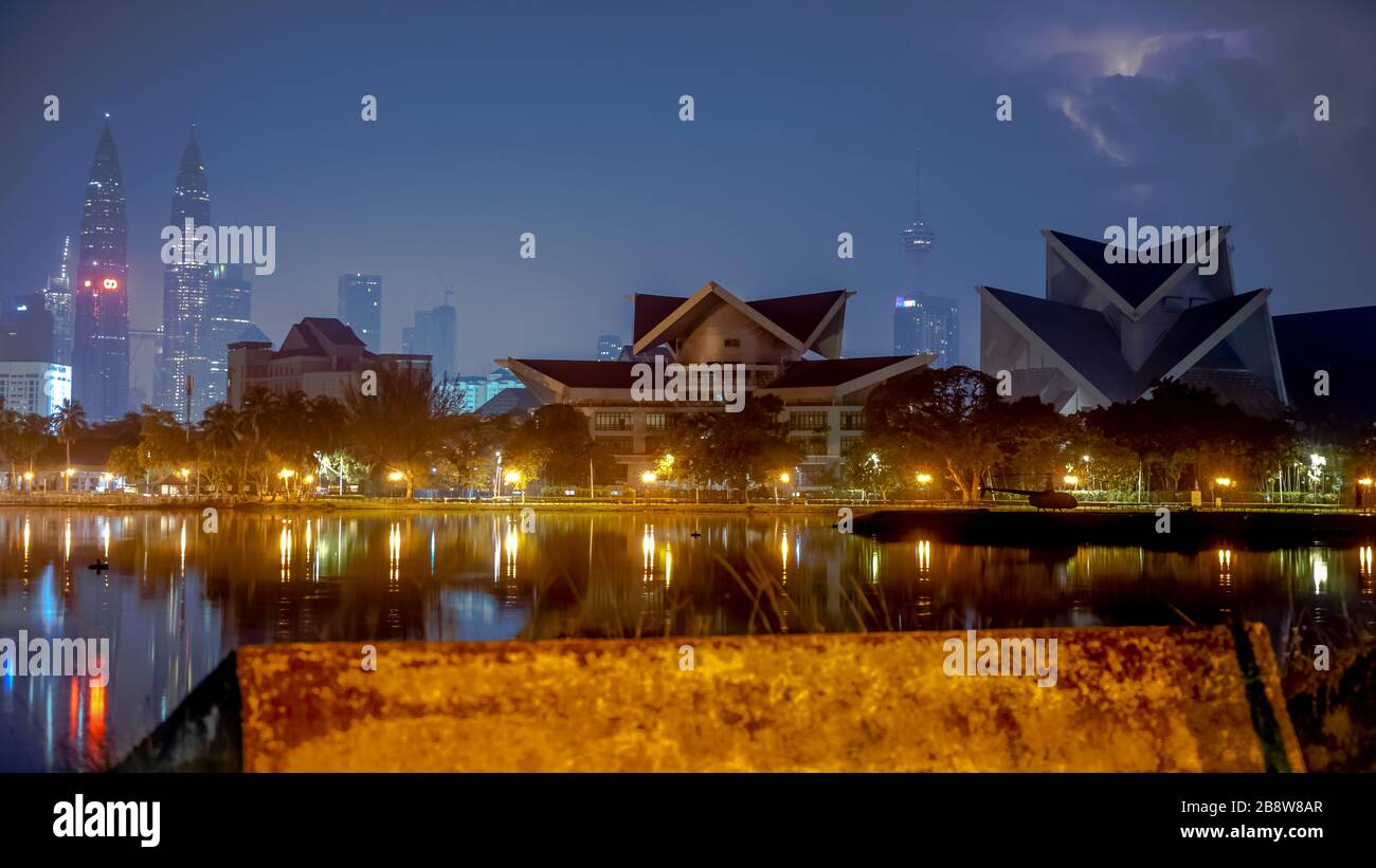 Centre-ville de Kuala Lumpur avec tours Petronas vues de Tasik Titiwangsa parc la nuit Banque D'Images