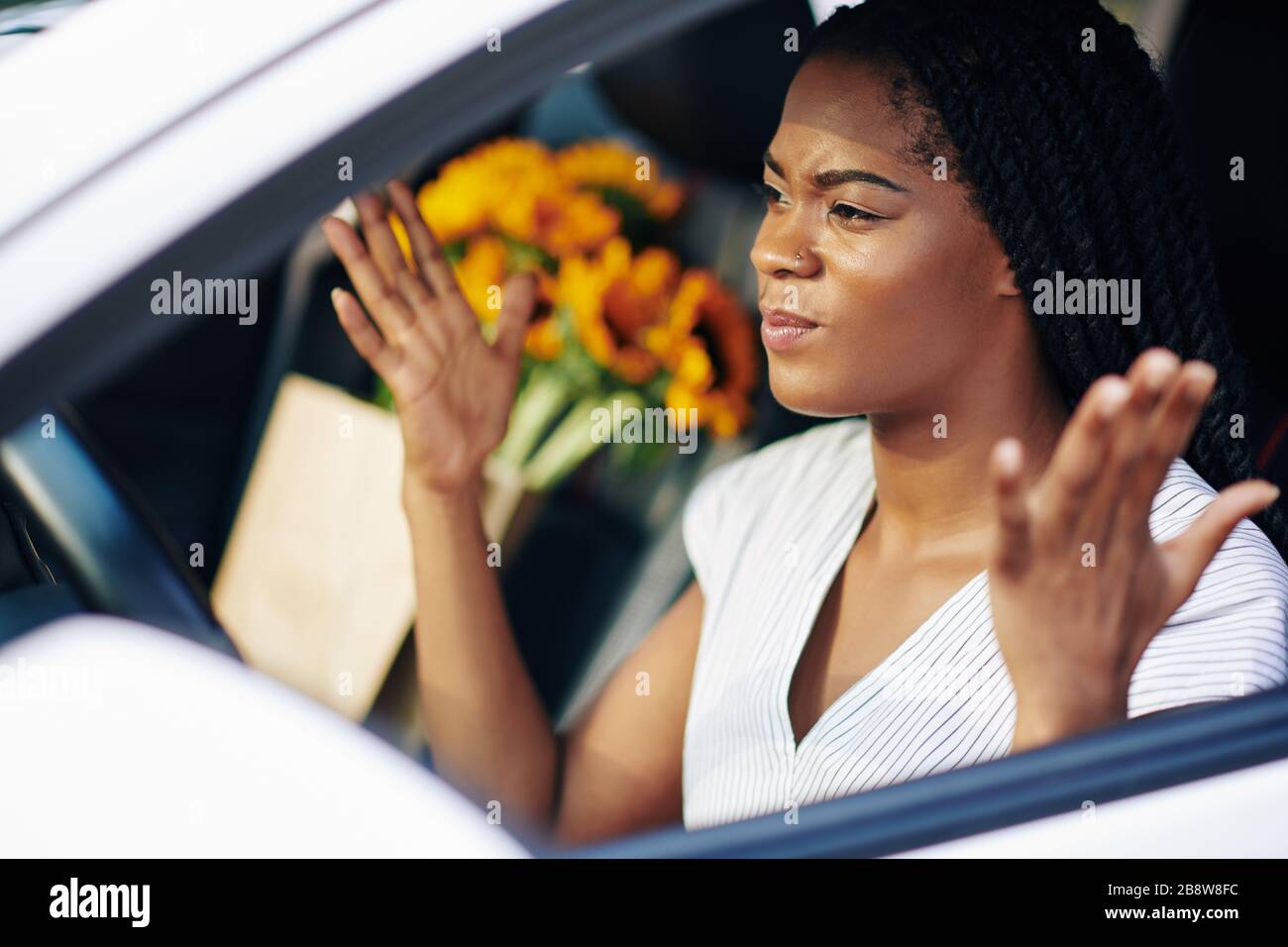 Le conducteur émotionnel féminin est irrité par la lenteur de la circulation dans la ville Banque D'Images