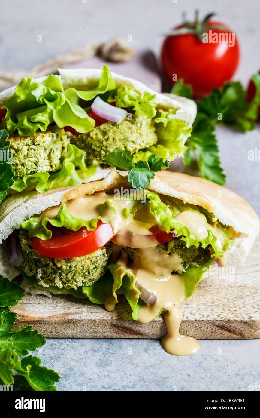 Falafel avec des légumes frais dans du pain pita à bord. Concept de nourriture végétalienne saine. Cuisine arabe. Banque D'Images