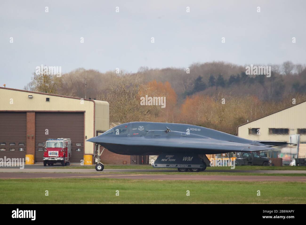 Northrop Grumman B-2 Spirit of New York bombardier furtif partant pour les États-Unis après des exercices en Europe, RAF Fairford, Royaume-Uni Banque D'Images