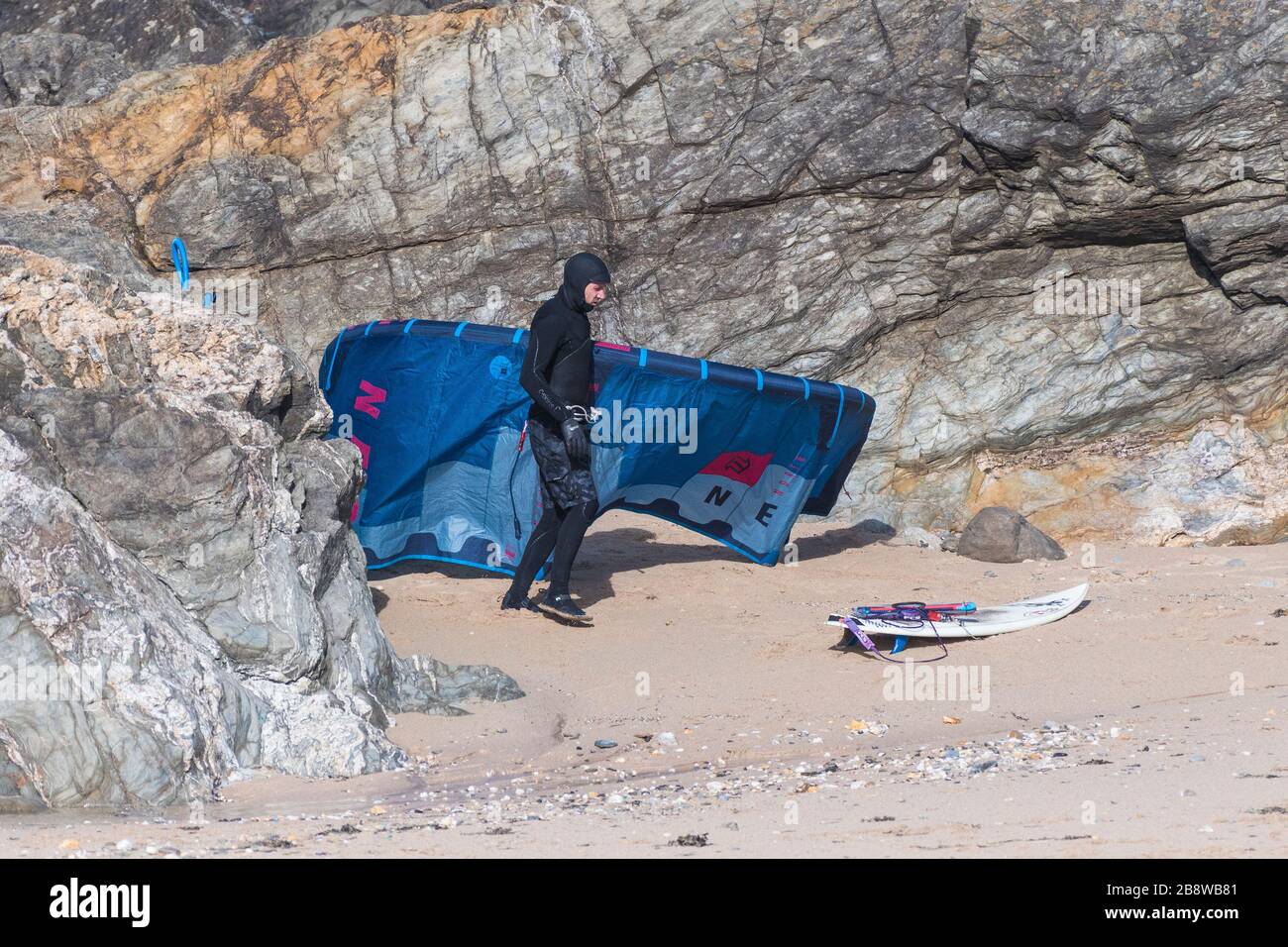 Une planche de surf cerf-volant prépare son équipement à la planche de surf Kite à Fistral à Newquay, en Cornwall. Banque D'Images