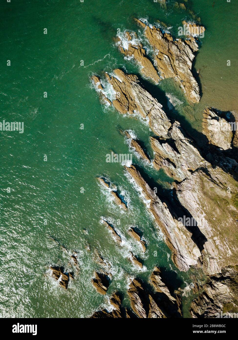 Vue aérienne de la baie de Whitsand, des Cornouailles et des rochers étroits qui jutient dans la mer, un littoral rocheux. Banque D'Images