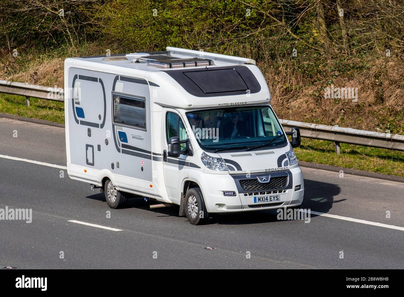 2014 Peugeot Boxer 335 HDI de niveau 2 ; Touring Caravan and Motorhomes, camping-cars, véhicule de loisirs RV, vacances en famille, vacances, vacances en caravane, vie sur la route, autoroute M6 Manchester, Royaume-Uni Banque D'Images