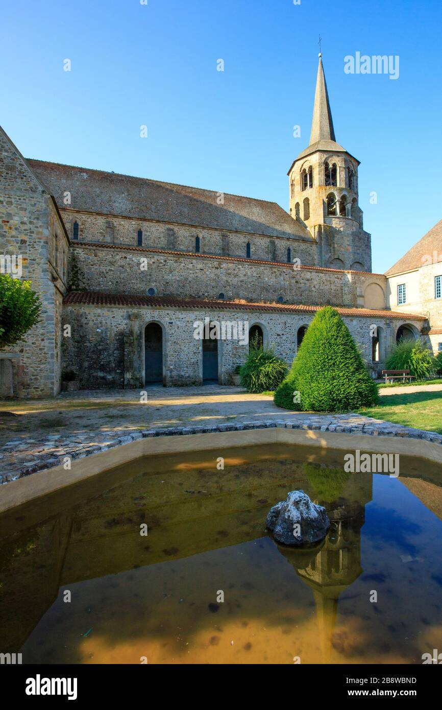 France, Creuse, Evaux-les-bains, Abbaye romane Saint-Pierre-Saint-Paul // France, Creuse (23), Évaux-les-bains, abbaye romane Saint-Pierre-Saint Banque D'Images