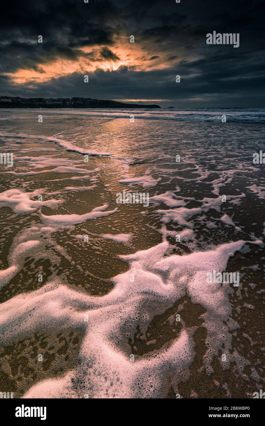 Lumière du soir sur une marée entrante à Fistral Beach à Newquay, dans Cornwall. Banque D'Images