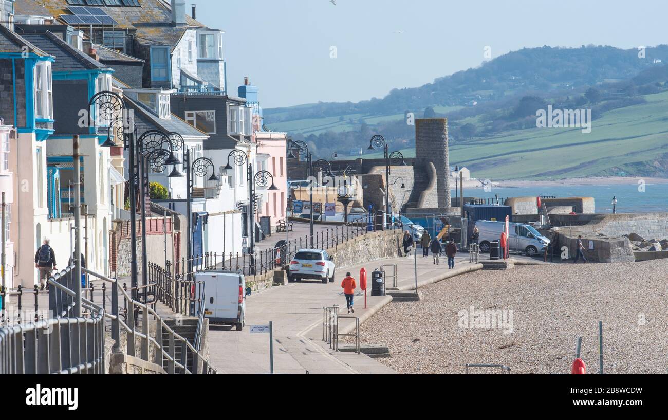 Lyme Regis, Dorset, Royaume-Uni. 23 mars 2020. Météo au Royaume-Uni : les plages de Lyme Regis étaient presque vides, car les gens semblent suivre les conseils du gouvernement pour s'engager dans des distanciation sociale et/ou rester loin des zones fréquentées au milieu de l'épidémie de coronavirus. Crédit: Celia McMahon/Alay Live News Banque D'Images