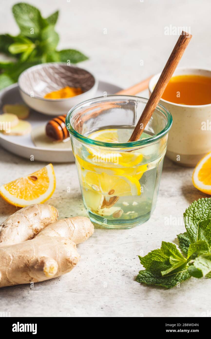 Boissons chaudes au curcuma, au gingembre, au miel, à la menthe et au citron. Boisson pour soulever le concept d'immunité. Banque D'Images