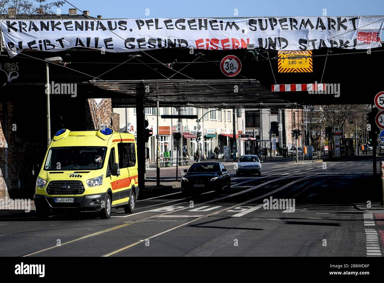 Berlin, Allemagne. 23 mars 2020. A la station de S-Bahn Köpenick il y a une bannière avec l'inscription 'Krankenhaus, Pflegeheim, Supermarkt bliebt alle gesund, Eisern und stark! Le 22.03.2020, les gouvernements fédéral et des États avaient décidé de prendre des mesures de grande portée pour prévenir une propagation rapide du virus corona. Crédit: Britta Pedersen/dpa-Zentralbild/dpa/Alay Live News Banque D'Images