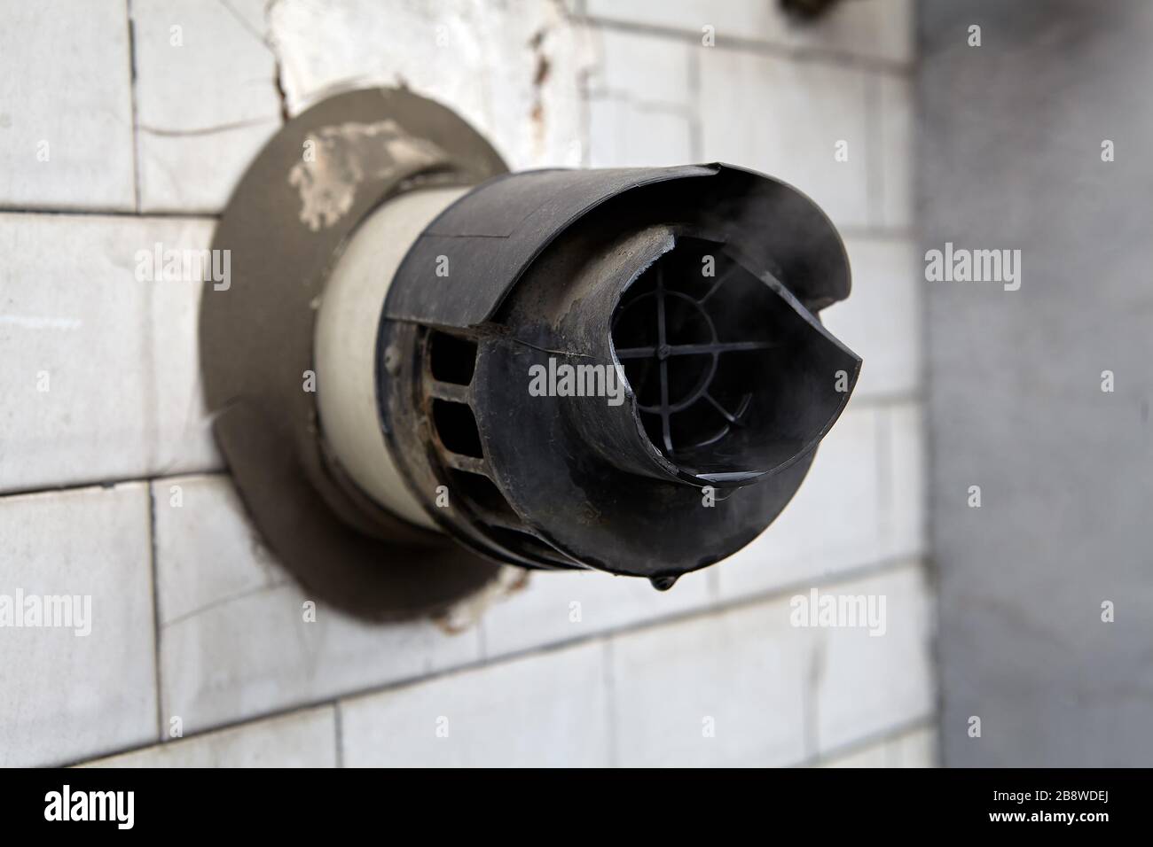 La cheminée coaxiale avec cheminée de chaudière est un conduit ou un tuyau pour l'expulsion des gaz d'échappement d'un système de chauffage ou d'un générateur. Banque D'Images