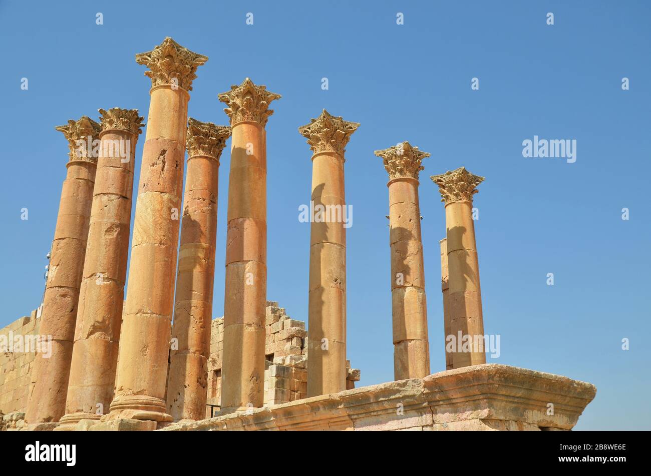 Colonnes de couleur dorée au temple d'Artemis Jerash Jordanie Banque D'Images