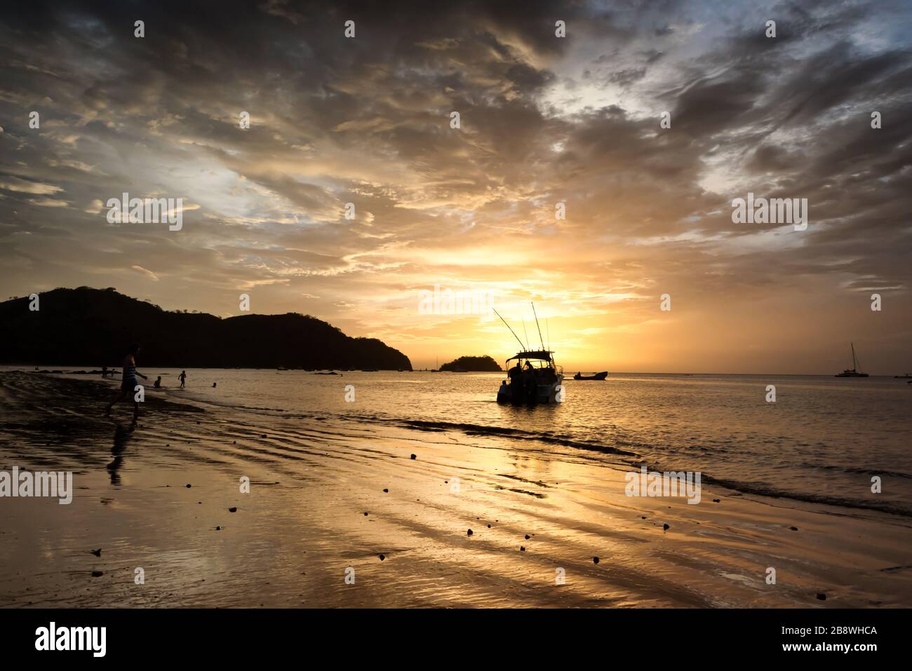 Coucher de soleil sur une plage au Costa Rica. Magnifique paysage de l'océan pacifique. Banque D'Images