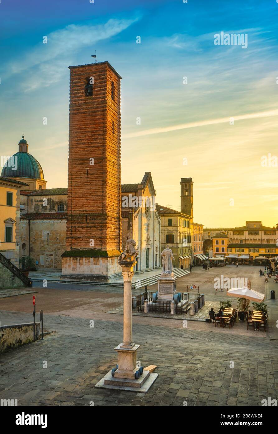 Pietrasanta vue sur la vieille ville au coucher du soleil, la cathédrale de San Martino et Torre civica. Versilia Lucca Toscane Italie Europe Banque D'Images