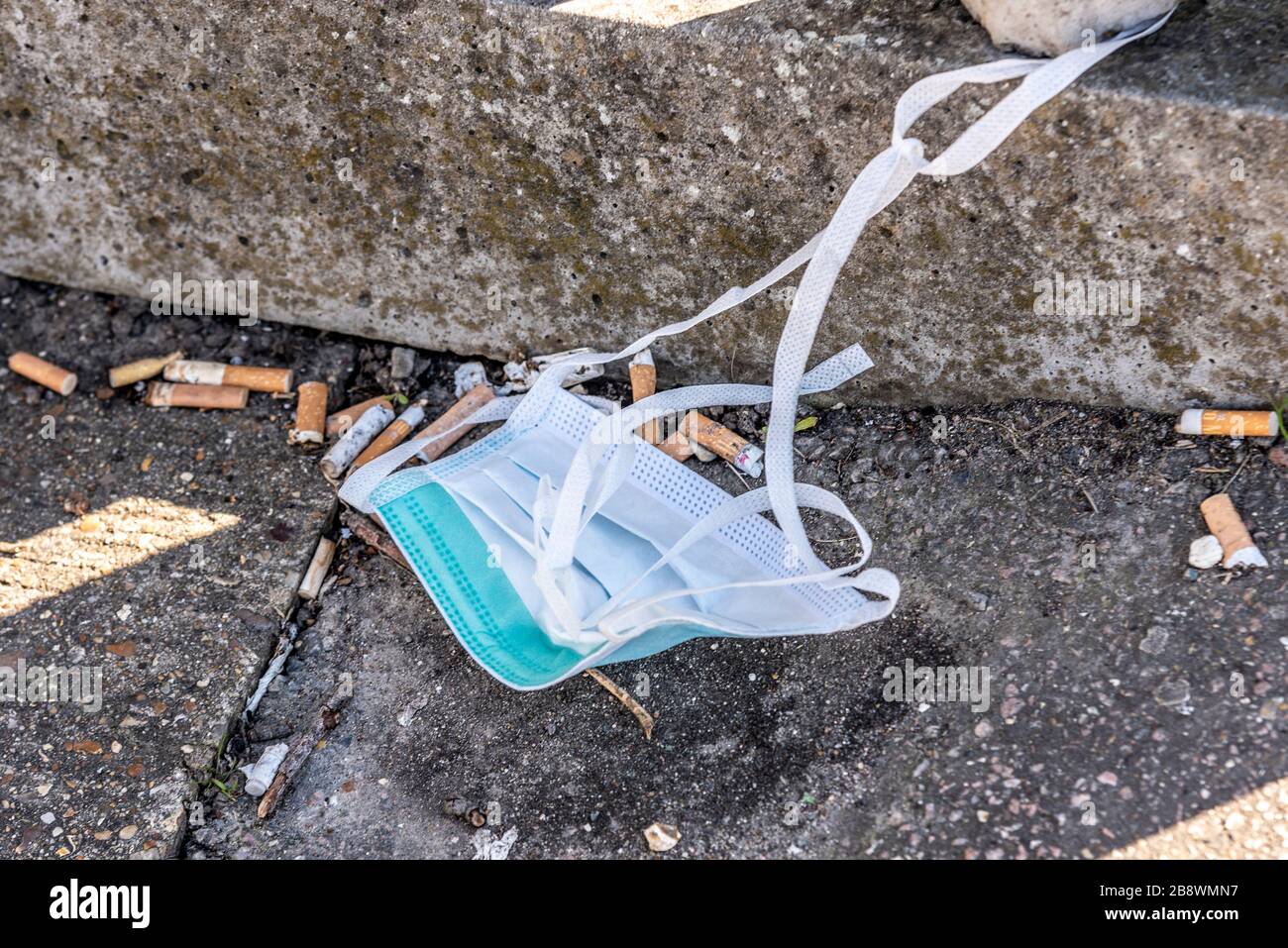 Southend on Sea, Essex, Royaume-Uni. 23 mars 2020. Un masque a été jeté dans une zone fumeur à l'extérieur de l'hôpital Southend avant le verrouillage du Coronavirus COVID-19 Banque D'Images