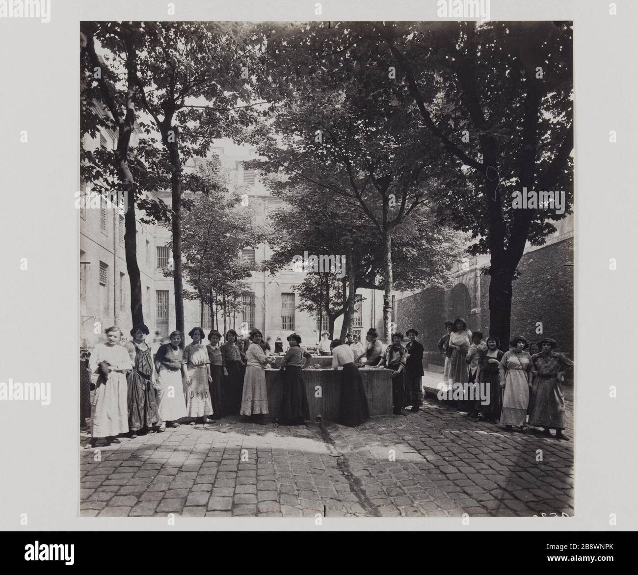 FEMMES MACHINE À LAVER DE PREMIÈRE COUR FAITE PAR LA CONSTRUCTION DE L'ANCIEN COUVENT DE LA MISSION, PRISON SAINT-LAZARE (RÉSIDENCE SURVEILLÉE), RUE DU FAUBOURG SAINT-DENIS, 10ÈME ARRONDISSEMENT femmes lavant du linge, première cour formée par les anciens piliers de couvent de la mission, prison Saint-Lazare (maison d'arrêt), rue du Faubourg Saint-Denis. Paris, 10ème arr., vers 1910. Photo de la préfecture de police. Paris, musée Carnavalet. Banque D'Images