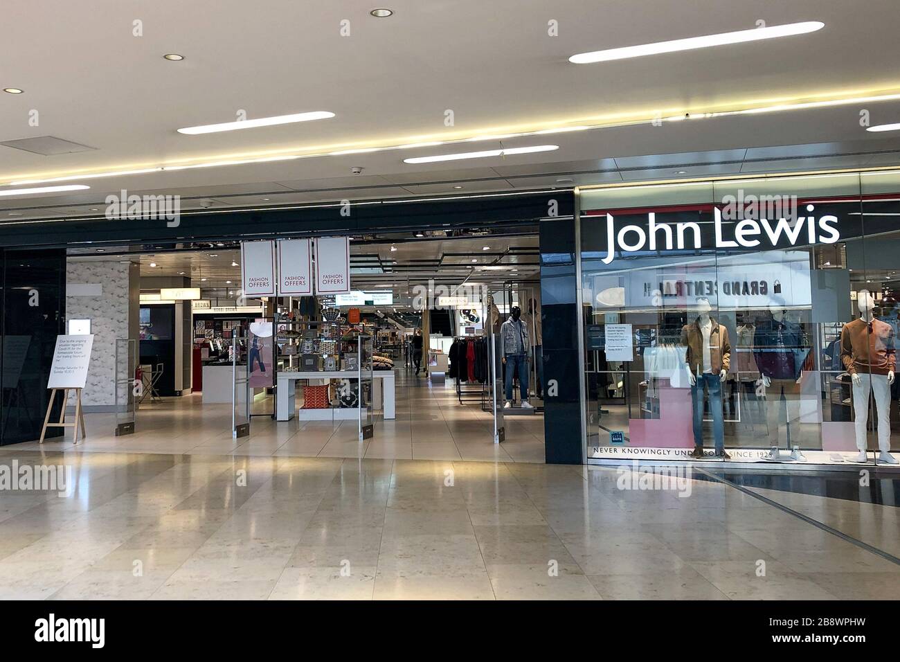 Un magasin John Lewis de la Grand Central Station de Birmingham après que le détaillant a annoncé la fermeture temporaire de tous leurs magasins dans le dernier coup à la haute rue britannique dans le cadre de la pandémie de coronavirus. Banque D'Images