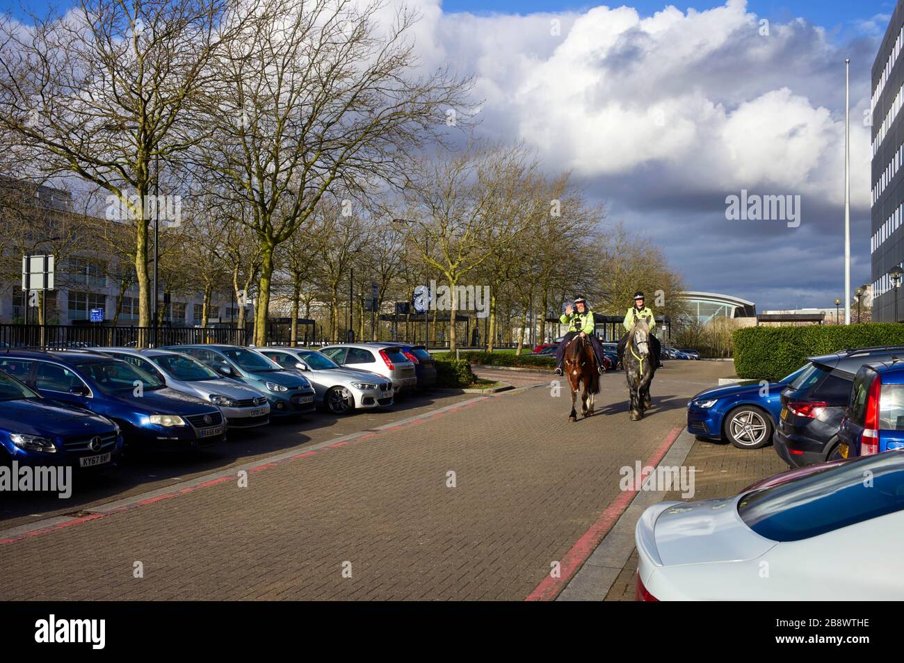 Des chevaux de police patrouillent dans le centre de Milton Keynes Banque D'Images