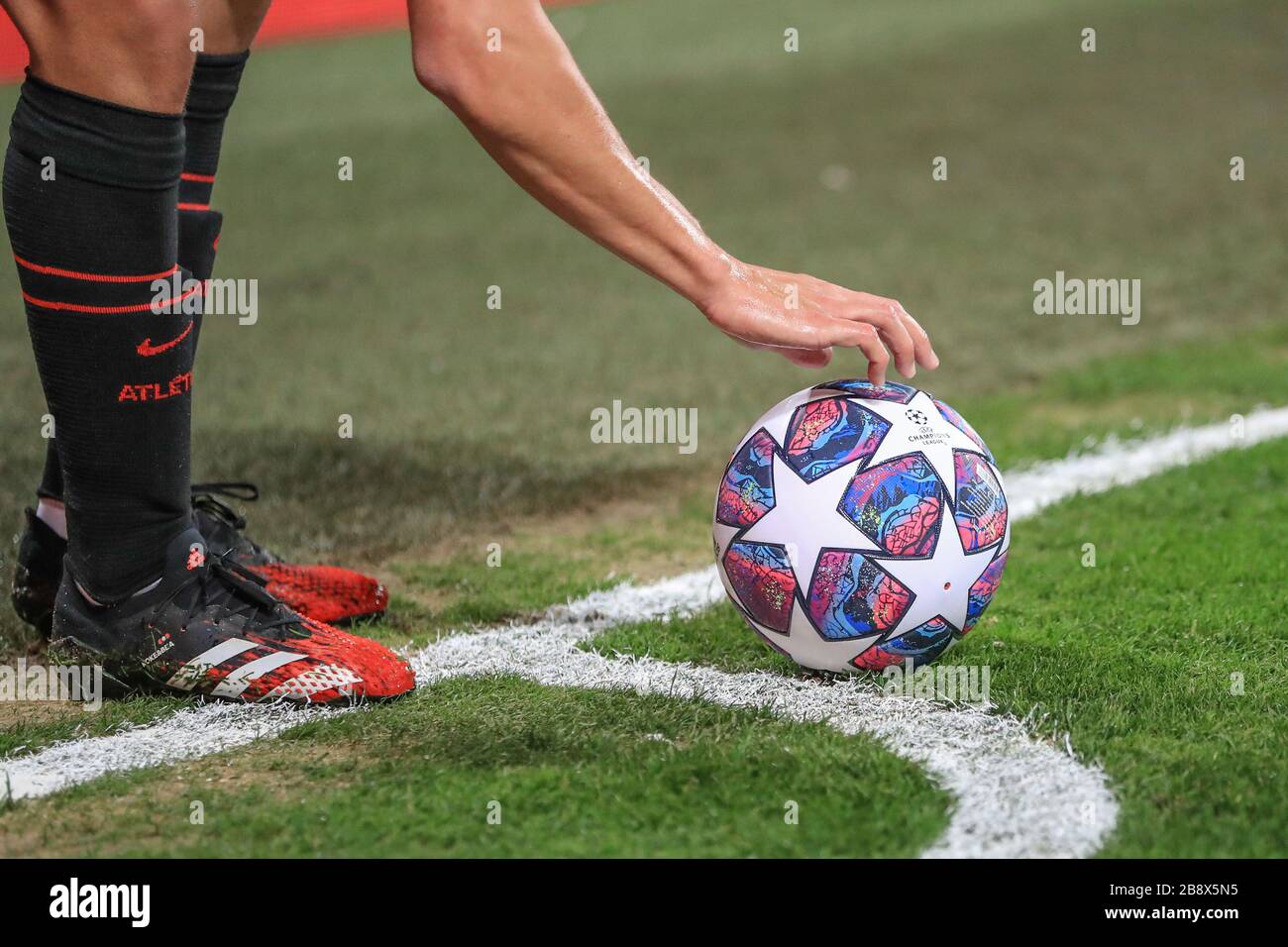 11 mars 2020, Anfield, Liverpool, Angleterre; UEFA Champions League, Round of 16 Leg 2 of 2, Liverpool v Atletico Madrid : Saúl (8) de Atletico Madrid place le ballon de match Adidas à prendre un virage Banque D'Images