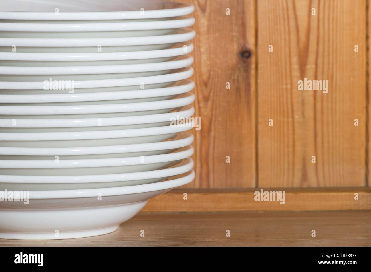 Un profil de plats blancs sur une base en bois, pour un restaurant ou un menu d'hôtel Banque D'Images