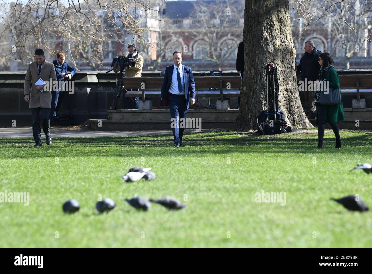 Le secrétaire à la santé Matt Hancock s'éloigne de la tenue d'entretiens dans les jardins de la Tour Victoria, à Londres, comme l'a dit le premier ministre Boris Johnson, le gouvernement est prêt à imposer des restrictions plus sévères pour freiner la propagation du coronavirus si les gens ne suivent pas les directives sur la distanciation sociale. Banque D'Images