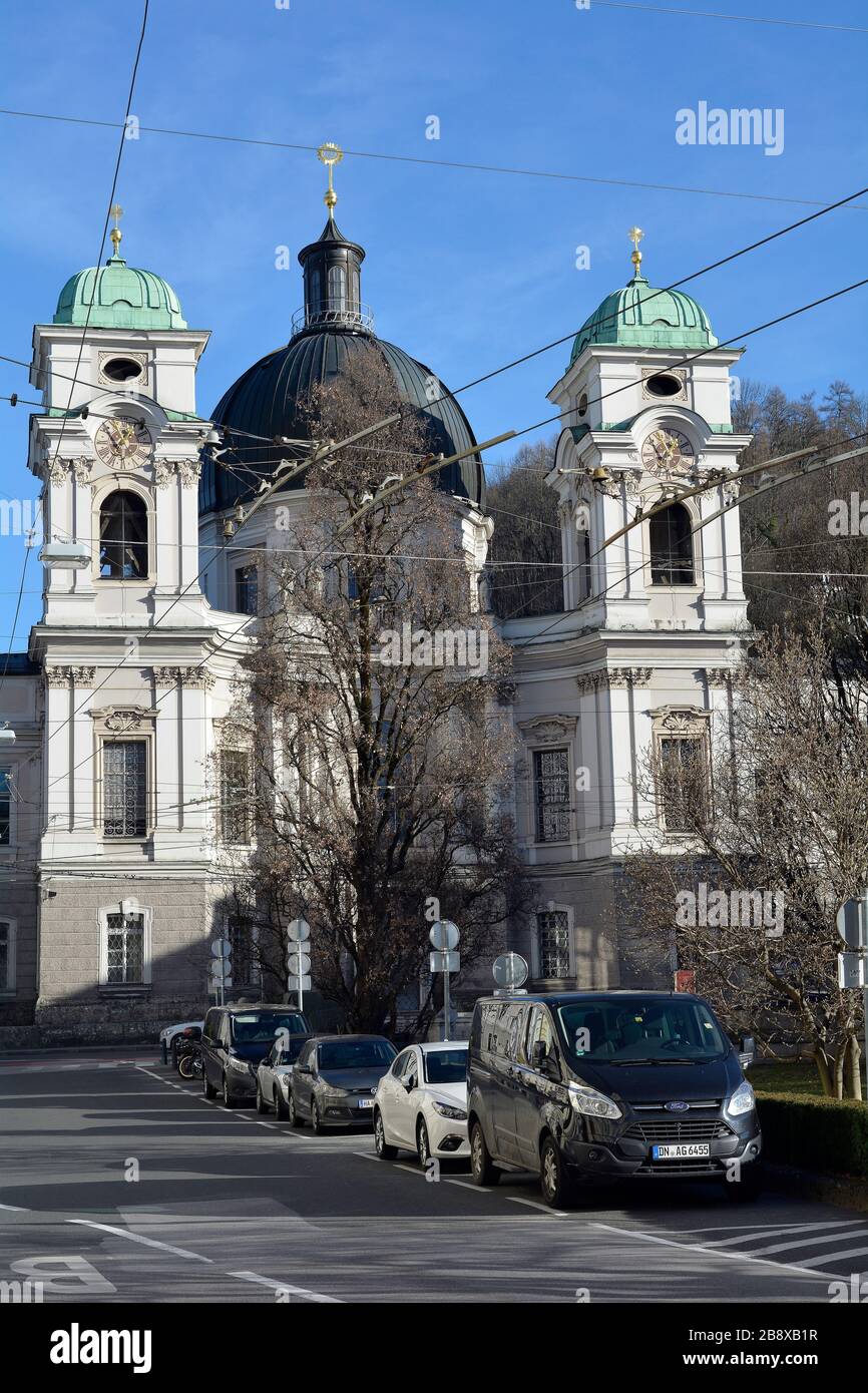 Salzbourg, Autriche - 26 décembre 2015 : Dreifaltigkeitskirche - église Sainte-Trinité sur la place Makart Banque D'Images