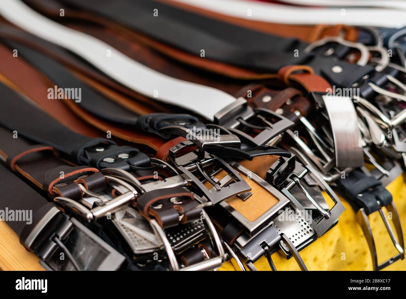 Gros plan sur le marché des boucles de ceinture en cuir. Variété de  ceintures classiques à vendre Photo Stock - Alamy
