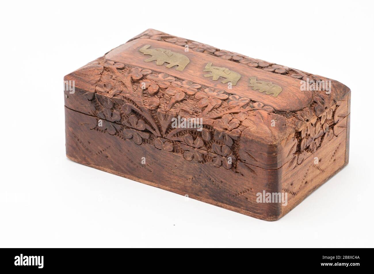 Boîte de bijoux en bois vintage sur un fond blanc isolé. Banque D'Images