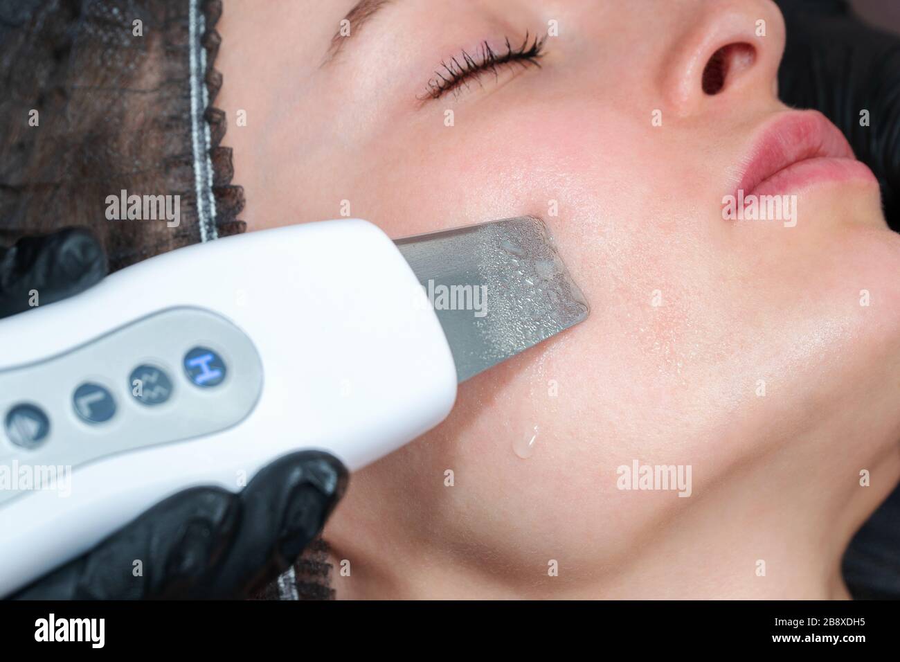 nettoyage du visage à l'aide d'un appareil à ultrasons Banque D'Images