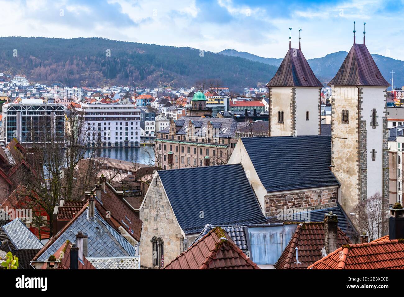 Bergen, Norvège. Belle vue aérienne de l'église St Mary et de la ville. Banque D'Images