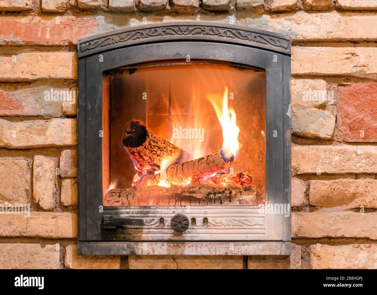 Foyer A Feu Avec Bois De Grumes Et Flamme A L Interieur Lumiere Chaude Atmosphere Romantique A L Interieur Photo Stock Alamy